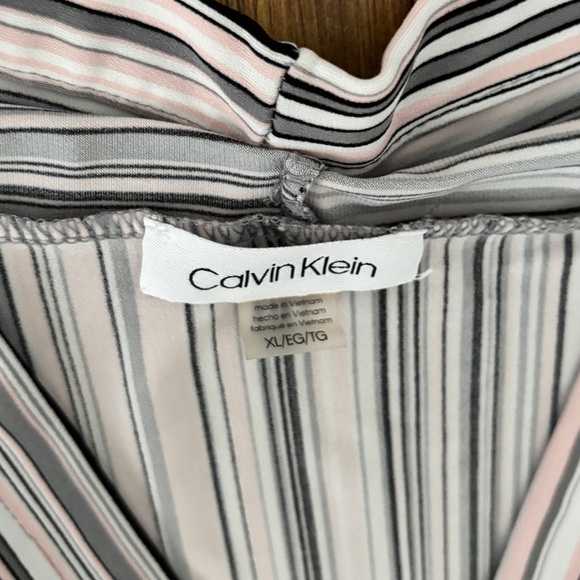 Striped Sleeveless Blouse - Picture 8 of 12